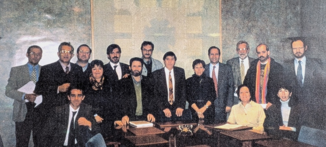  En la imagen, el rector Manuel Gala; el vicerrector de RRII, Luis Beltrán; el gerente de la FGUA; y los responsables de los programas de área, el día que el rectorado decidió reconocer formalmente el Programa de Cooperación con Nicaragua del VRII y nombrar coordinadores a los profesores Armando del Romero y Fernando Cerezal (13 enero 2000)